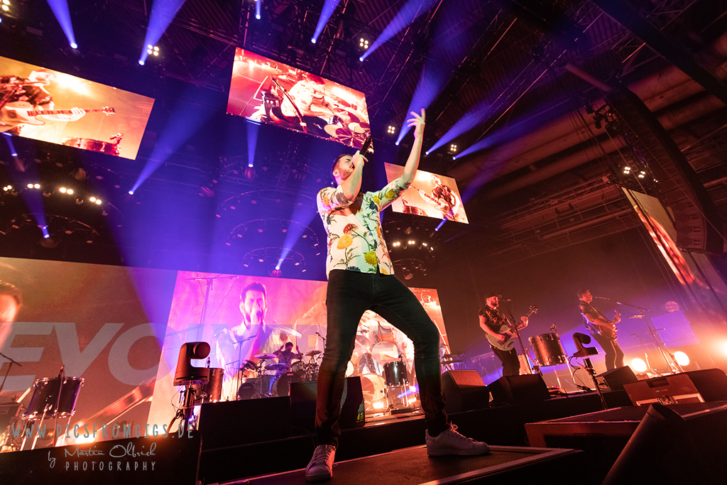 Revolverheld In Stuttgart Ein Abend Voller Klassiker Altem Neuem Gefuhlen Und Seifenblasen Picsfromgigs De