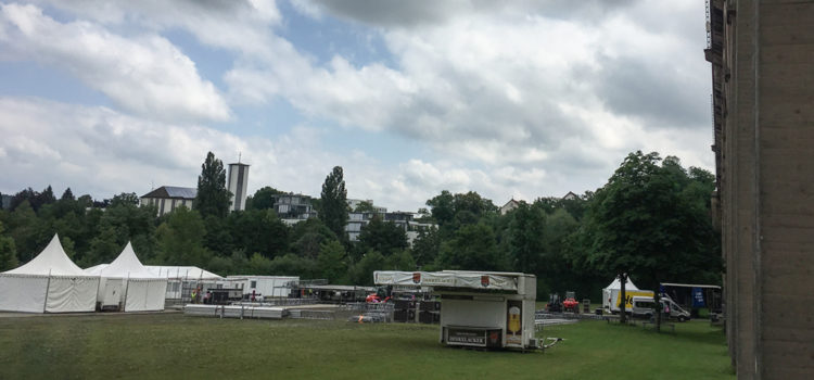 Der Aufbau für LIVE AM VIADUKT in Bietigheim-Bissingen läuft.