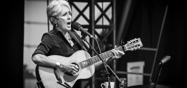 Denkwürdiger Abend bei den 8. KSK-Music Open. Joan Baez verzaubert den ausverkauften Innenhof des Ludwigsburger Schlosses