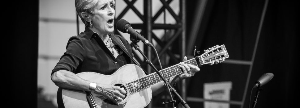Denkwürdiger Abend bei den 8. KSK-Music Open. Joan Baez verzaubert den ausverkauften Innenhof des Ludwigsburger Schlosses